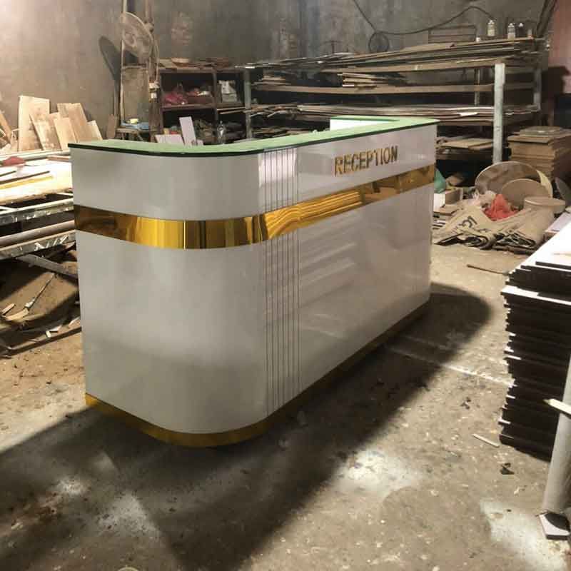 Hình ảnh quá trình gia công quầy lễ tân