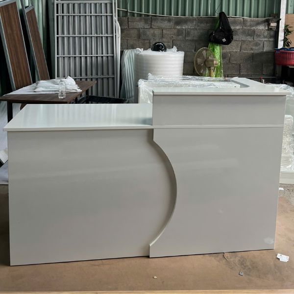 Quầy lễ tân chữ L hiện đại