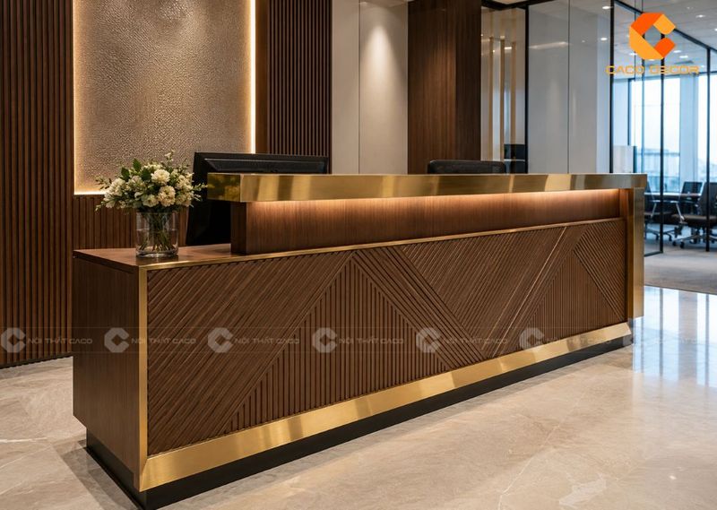 Quầy lễ tân gỗ nẹp inox vàng trang trí hình học