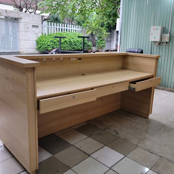 Quầy lễ tân gỗ sang mặt sau