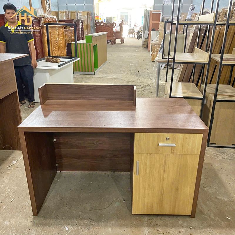 Quầy lễ tân gỗ tự nhiên op làm sông