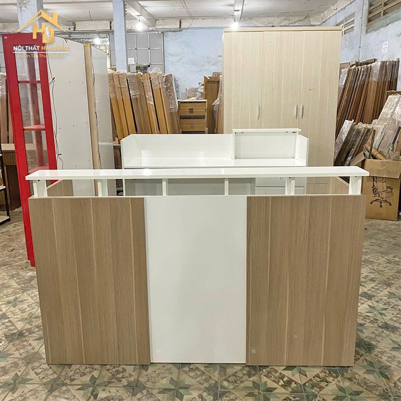 Quầy lễ tân cổ điển